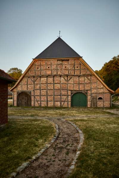 Schöne Dachkonstruktionen werden mit Pfannenblechen zum Leben erweckt, Gut Godderstorf, 23779 Neukirchen